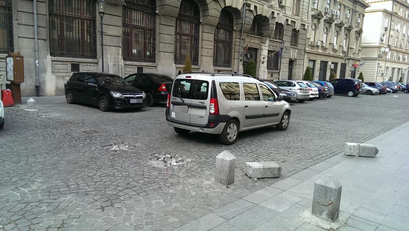 Masini pe zona pietonala si bolarzi distrusi pe strada Eugeniu Carada, Foto: Hotnews