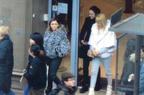 Ana Maria Topoliceanu (in haina de blana), Alina Bica (in negru) si Elena Udrea la Paris