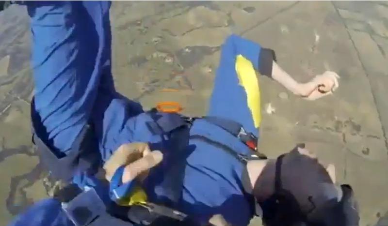 Un barbat are convulsii in timpul unui salt cu parasuta, Foto: Captura YouTube