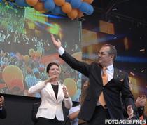 Monica Iacob Ridzi si Emil Boc, atunci presedinte al PD-L, la o actiune electorala (2009)