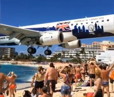 Un avion aterizeaza deasupra turistilor , Foto: Captura YouTube