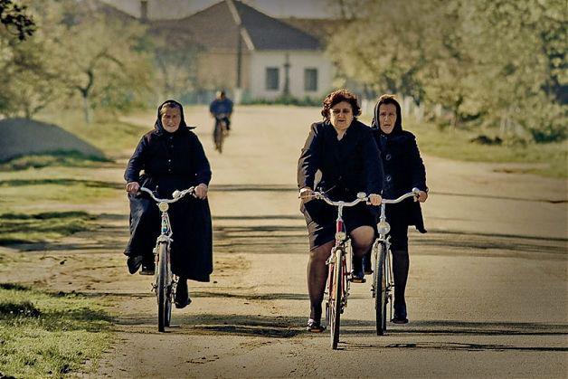 Femei mergand la biserica, Macea, Arad, Foto: Calin Crestin