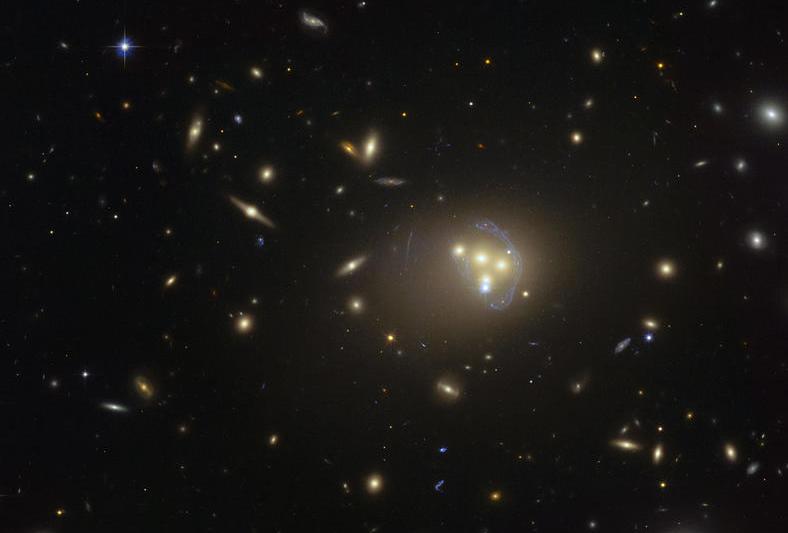Imaginea clusterului de galaxii Abell 9827 realizata de Hubble, Foto: ESO