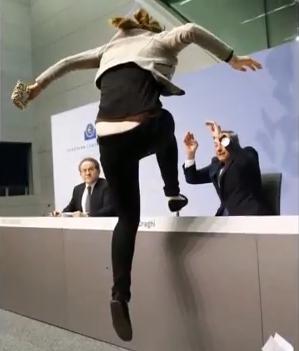 Mario Draghi, atacat de o protestatara, Foto: Captura YouTube