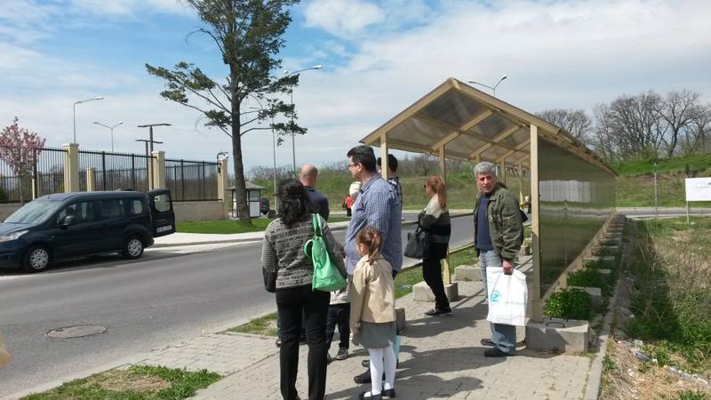 Romani, asteptand sa intre in Ambasada SUA, Foto: Hotnews