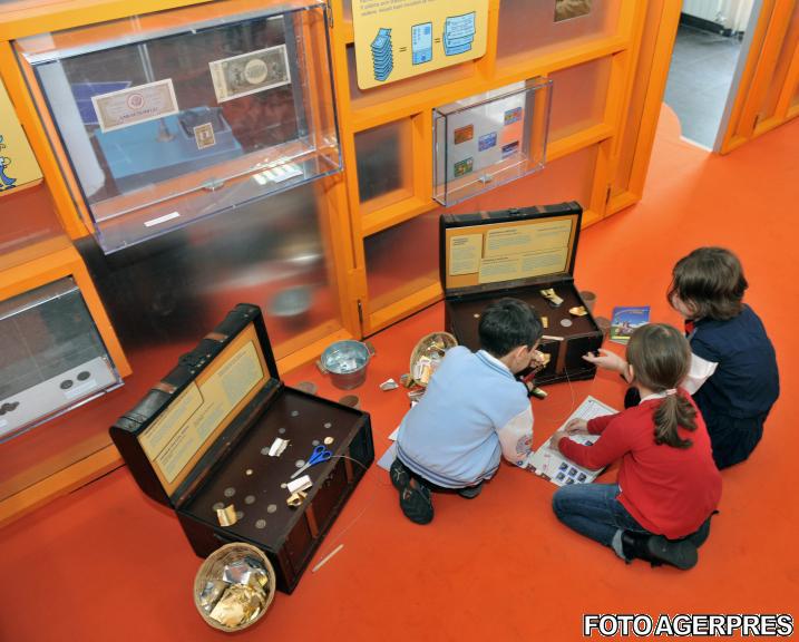 Expozitie Fabuloasa lume a banilor, din 2012, Foto: Agerpres