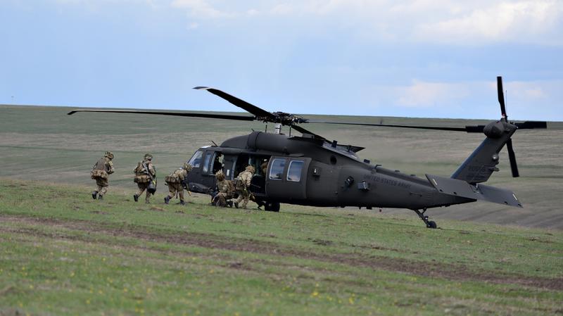 Militari americani urcand intr-un elicopter Black Hawk, Foto: HotNews.ro / Victor Cozmei