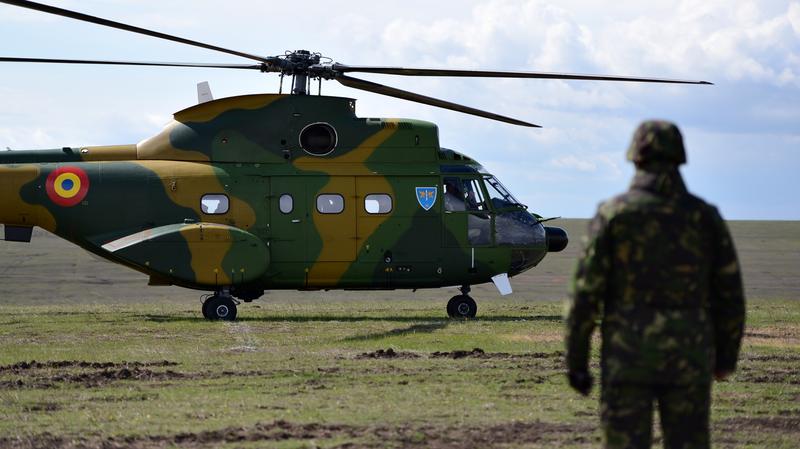 Un IAR 330 Puma, aterizeaza la poligonul Smardan, Foto: HotNews.ro / Victor Cozmei