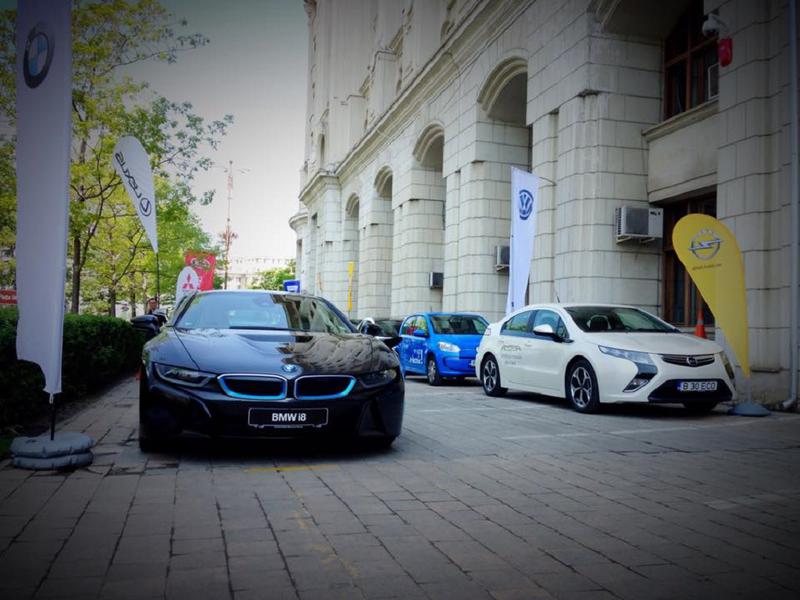 O mica expozitie de masini electrice in fata Ministerului Mediului, Foto: 0-100.ro