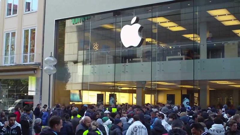 Imbulzeala in fata unui magazin Apple, Foto: YouTube