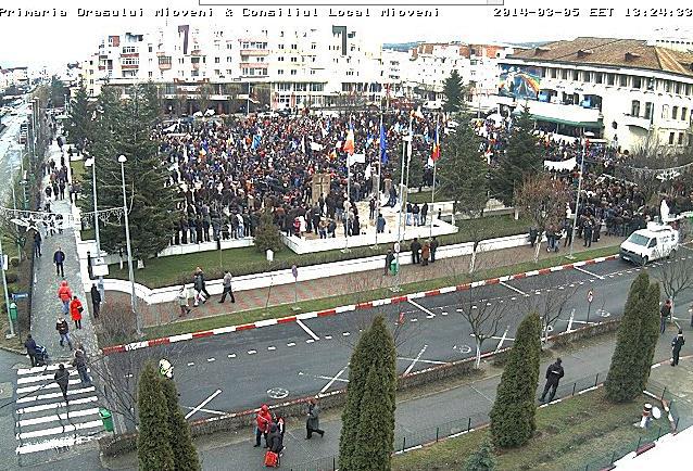 Mii de oameni au protestat la Mioveni si in martie 2014, Foto: Captura ecran