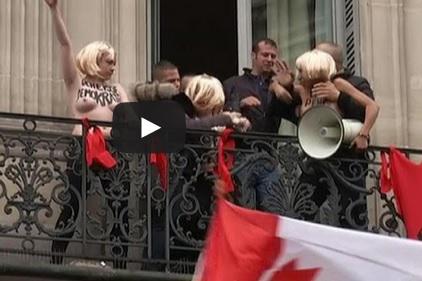 Militante Femen intrerup parada de 1 Mai, Foto: Hotnews