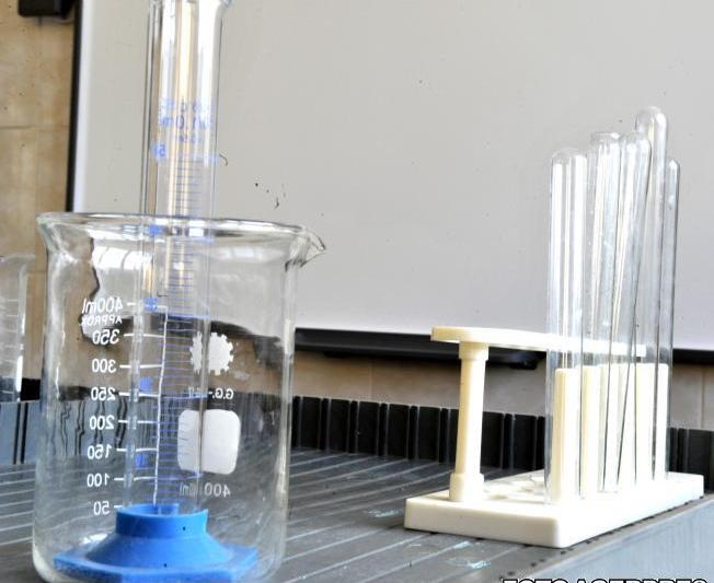Ustensile si instrumentar pentru laboratorul de chimie, Foto: Agerpres