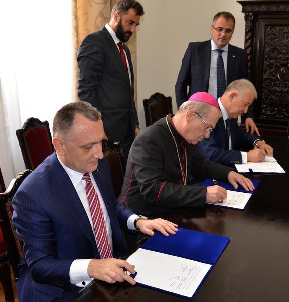 Sorin Cimpeanu, IPS Ioan Robu si Victor Opaschi, asistati de Romeo Mosoiu si Gigel Paraschiv la semnarea protocolului, Foto: edu.ro