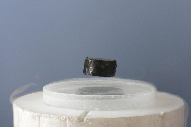 Magnet levitand deasupra unui superconductor la temperaturi "inalte", Foto: Wikipedia