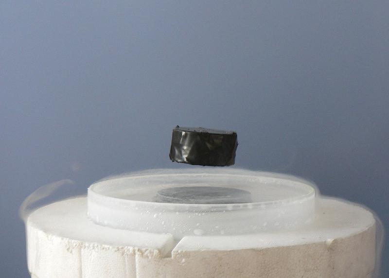 Magnet levitand deasupra unui superconductor la temperaturi "inalte", Foto: Wikipedia