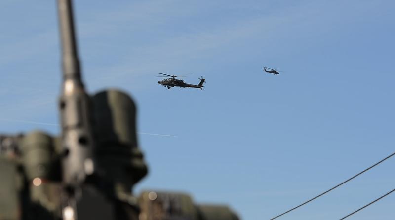 Elicopterele americane vazute dintr-un blindat, Foto: HotNews.ro / Victor Cozmei
