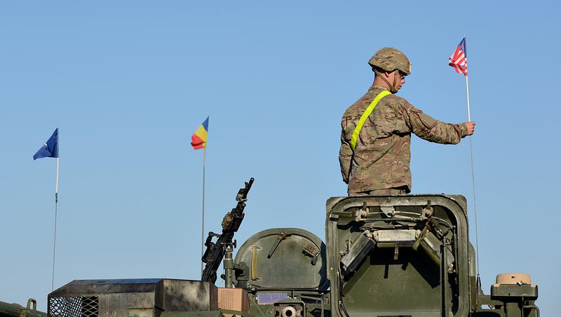 Un soldat american, aranjand steagul SUA, Foto: HotNews.ro / Victor Cozmei