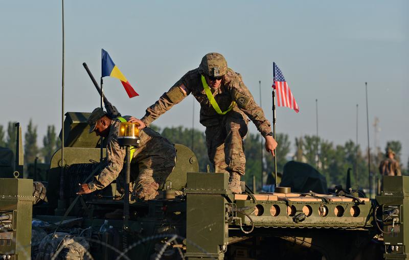 Soldati americani pregatind un transportor blindat Stryker, Foto: HotNews.ro / Victor Cozmei