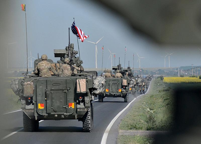 Convoiul armatei SUA, cu steaguri romane si americane, in drum spre Ploiesti, Foto: HotNews.ro / Victor Cozmei