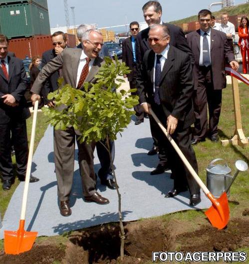 Ion Iliescu si patronul firmei Schweighofer la Sebes in 2004, Foto: AGERPRES