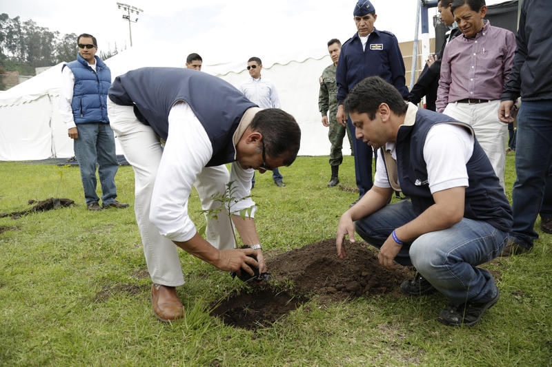 Presedintele Ecuadorului participa la doborarea recordului mondial pentru numarul de copaci plantati intr-o zi_files, Foto: Flickr