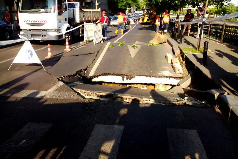 Groapa in asfalt la Podul Izvor, Foto: Hotnews