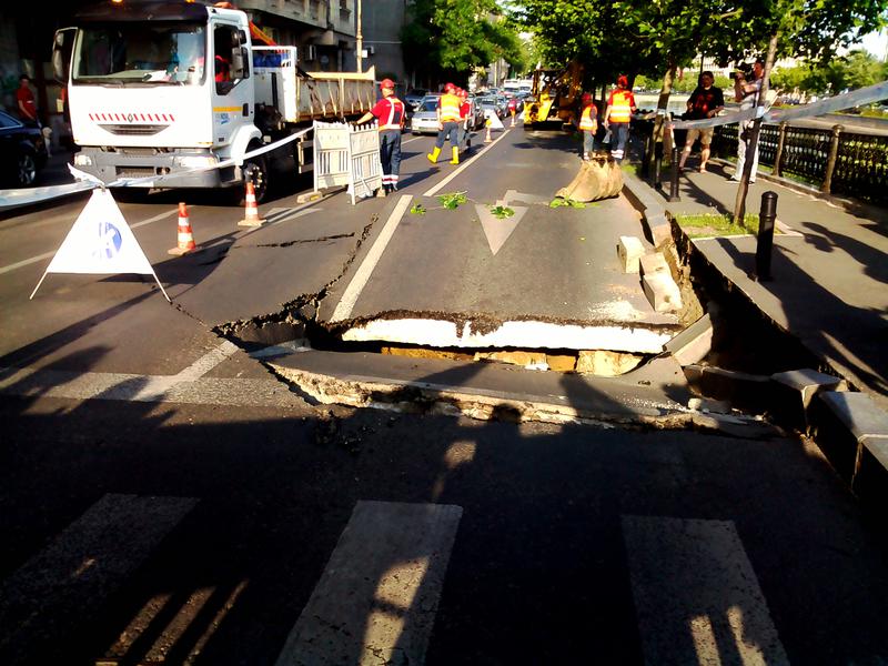 Groapa in asfalt la Podul Izvor, Foto: Hotnews