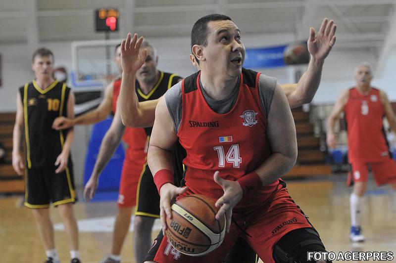 Victor Ponta jucand baschet, Foto: Agerpres