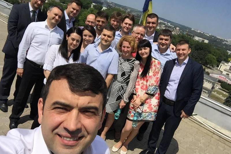 Premierul demisionar Chiril Gaburici a facut un selfie cu cabinetul sau pe cladirea guvernului moldovean, Foto: Facebook / Chiril Gaburici