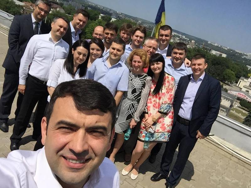 Premierul demisionar Chiril Gaburici a facut un selfie cu cabinetul sau pe cladirea guvernului moldovean, Foto: Facebook / Chiril Gaburici