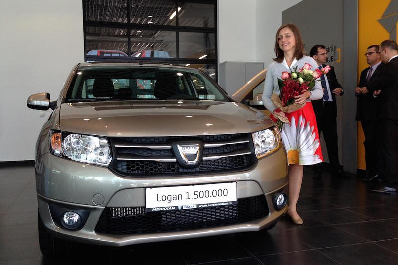 Diana Ileana Serban alaturi de Dacia Logan 1.500.000, Foto: 0-100.ro