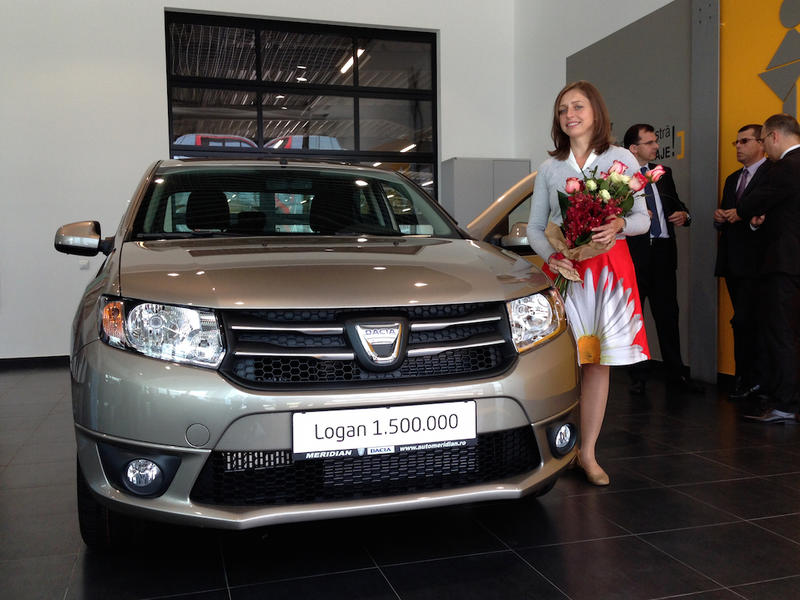 Diana Ileana Serban alaturi de Dacia Logan 1.500.000, Foto: 0-100.ro