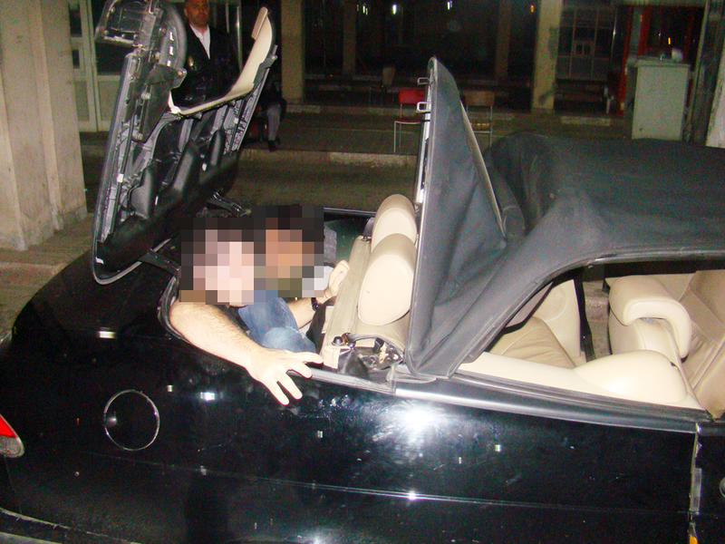 Imigranti ilegali, ascunsi intr-o decapotabila, Foto: Politia de Frontiera