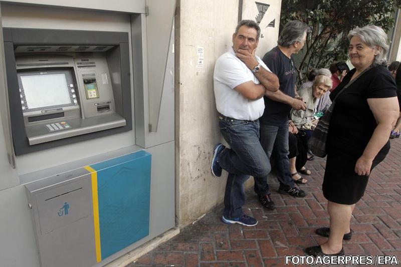 Pensionari greci in fata bancilor inchise, Foto: AGERPRES