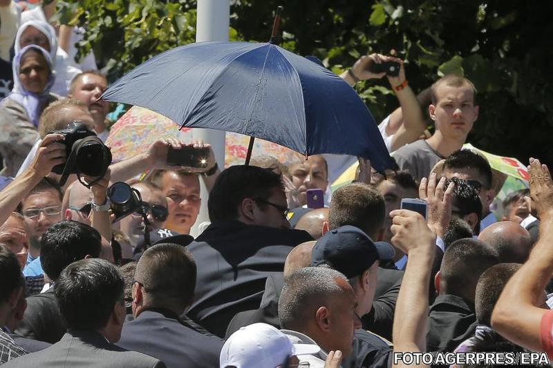 Premierul sarb Aleksandar Vucic, escortat, Foto: Agerpres/EPA