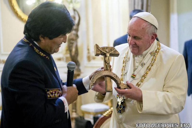 Papa Francisc si crucifixul cu secera si ciocanul, Foto: Agerpres