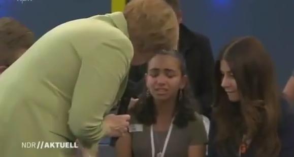 Merkel, pusa in dificultate in fata unei refugiate in lacrimi, Foto: Captura YouTube