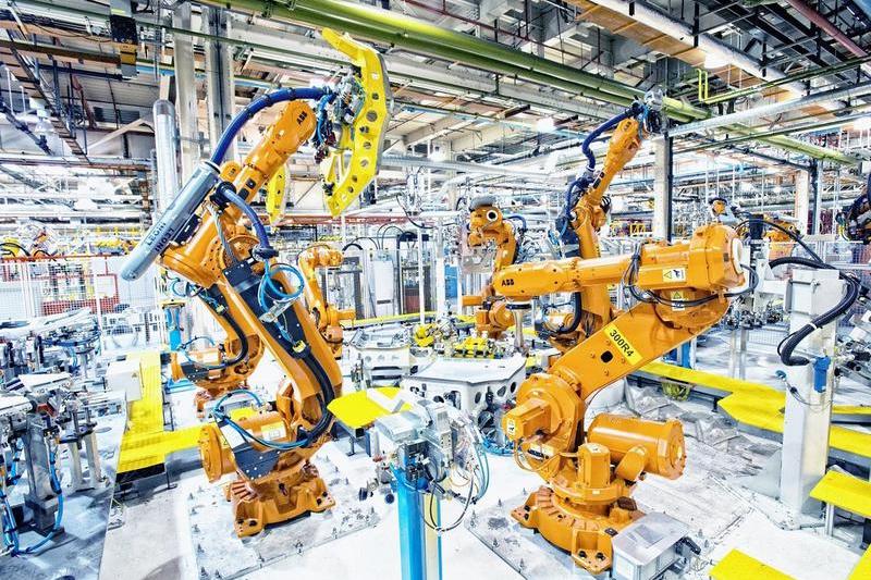 Roboti industriali intr-o uzina auto, Foto: Jaguar