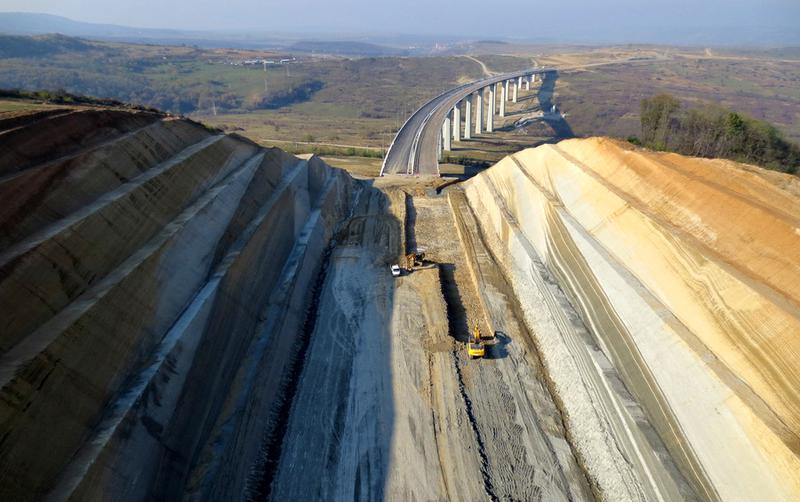 Un deal despicat in doua - debleul imens si viaductul Aciliu, Foto: Forum peundemerg.ro