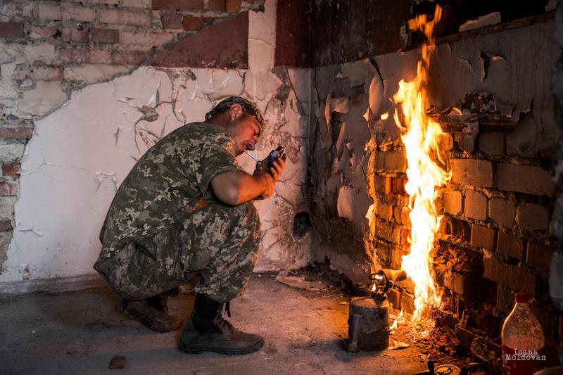 Soldat ucrainean pregatind lampa cu gaz, Foto: Ioana Moldovan