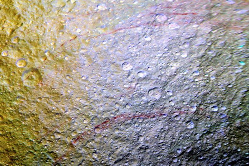 Misterioase dungi rosii pe Tethys, luna a planetei Saturn, Foto: NASA/JPL-Caltech/Space Science Institute