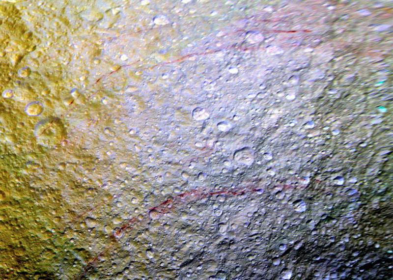 Misterioase dungi rosii pe Tethys, luna a planetei Saturn, Foto: NASA/JPL-Caltech/Space Science Institute