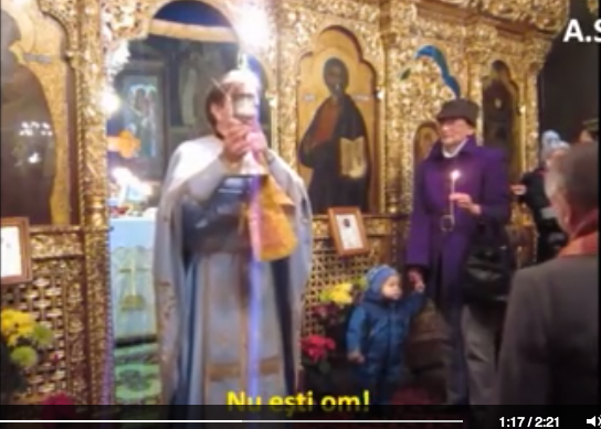 Reactia unui preot la solicitarea de a folosi o lingurita separata pentru o impartasanie, Foto: Captura video