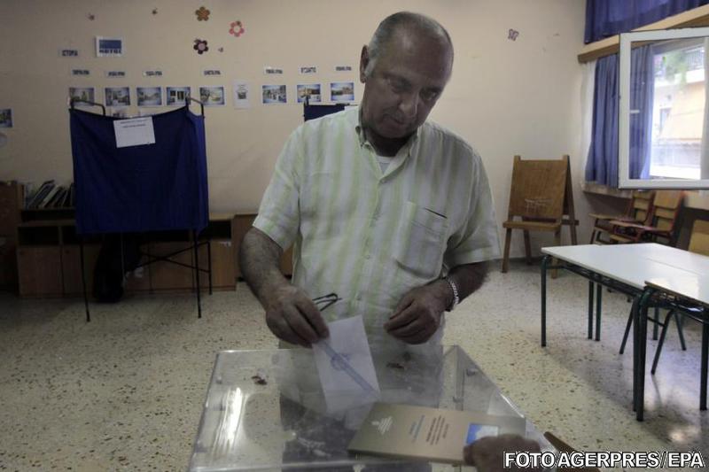 Unul dintre primii votanti la referendumul din Grecia, Foto: AGERPRES