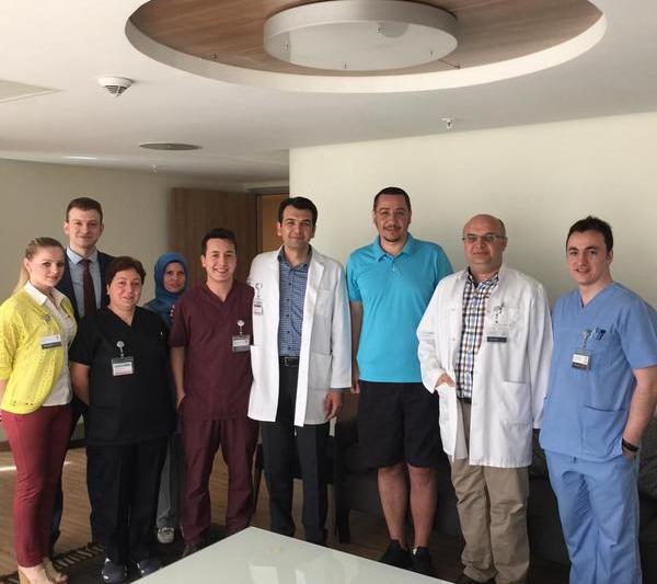 Victor Ponta cu echipa medicala din Turcia, Foto: Facebook / Victor Ponta