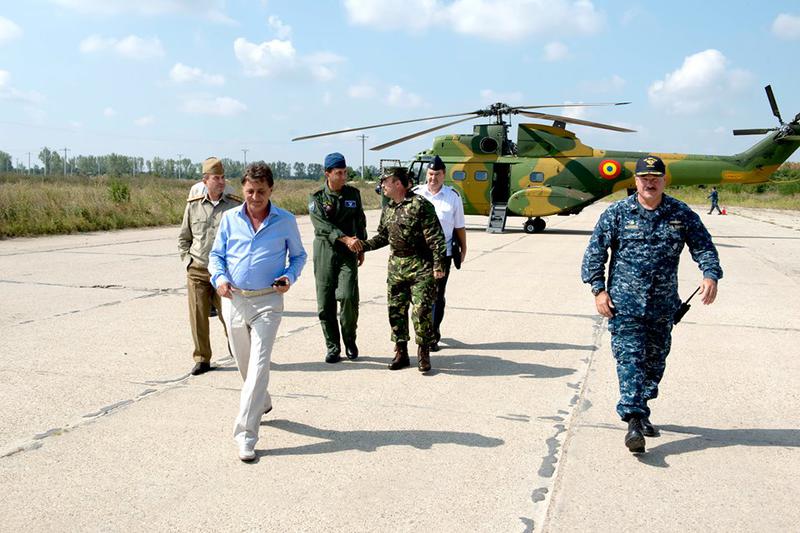 Ministrul Mircea Dusa a facut marti o vizita la Deveselu si s-a intalnit cu comandantul american, capitanul William Garren (dreapta), Foto: Facebook / Naval Support Facility Deveselu