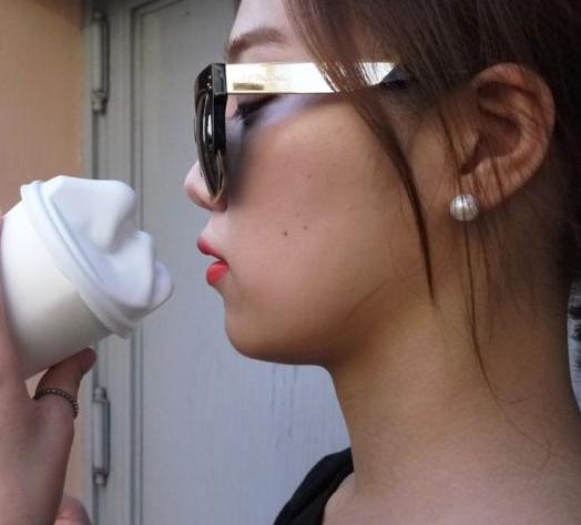 Cana de cafea care imita sarutul, Foto: captura Google