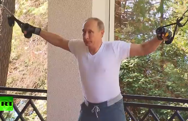 Vladimir Putin facand exercitii fizice in resedinta sa din Soci, Foto: Captura YouTube