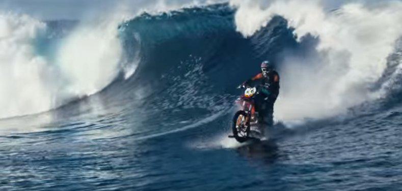 Surfing cu motocicleta, Foto: Captura YouTube